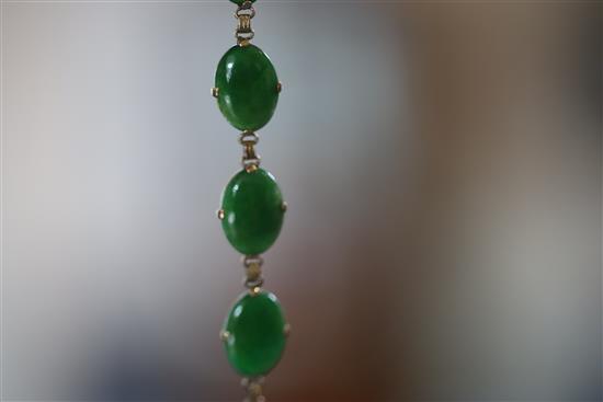 A mid 20th century Chinese 18k yellow metal and oval jade set necklace, (a.f.), length 38cm, gross 13.3 grams.